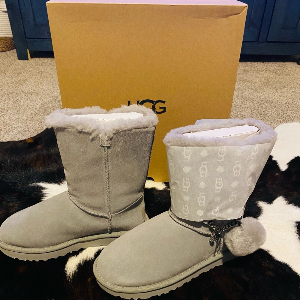 UGG’s classic short charm boot size 7.